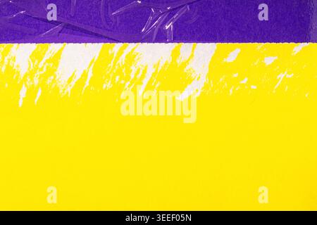 Fond de texture abstrait montrant du papier jaune vif se séparant du violet, révélant un ruban transparent rugueux et déchiré Banque D'Images