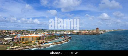 Une large vue panoramique sur le front de mer de Willemstad à Curaçao avec des bâtiments coloniaux colorés le long de la côte un complexe de luxe Queen Juliana Brid Banque D'Images