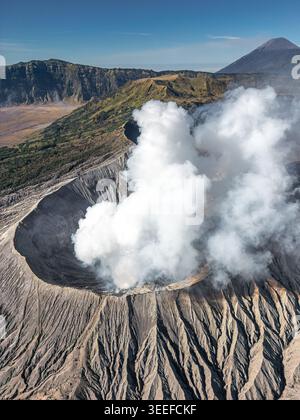 Volcan bromo en éruption pendant la journée ensoleillée d'été dans le parc national bromo Tengger Semeru, Java oriental, Indonésie. Banque D'Images