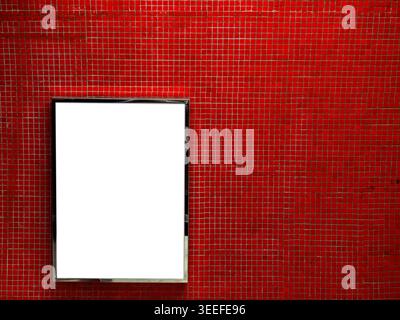 Boîte à lumière publicitaire vierge sur le mur de mosaïque rouge dans la station de métro. Maquette de panneau d'affichage urbain avec espace de copie pour le marketing, affichage d'affiche, branding, Banque D'Images