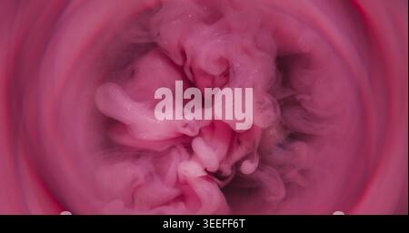 Flou du flux de peinture. Fumez de l'eau. Cercle de brouillard liquide tourbillonnant scintillant de couleur rose défocalisé flottant sur fond d'art créatif abstrait. Banque D'Images