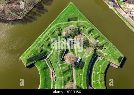 Fermer l'antenne descendante de l'intérieur de l'un des bastions de Naarden-Vesting, Noord-Holland, pays-Bas, révélant toute la complexité du terrassement Banque D'Images