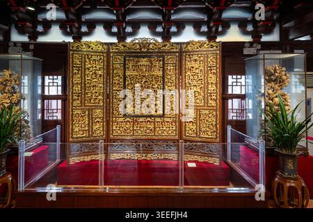Chef-d'œuvre de l'écran doré de sculpture sur bois de Chaozhou exposé au Hall du patrimoine culturel immatériel à Guangji Gate, Chaozhou, Chine Banque D'Images