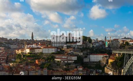 Vue panoramique sur les gratte-ciel historiques de Porto au sommet d'une colline depuis Vila Nova de Gaia, montrant la ville densément peuplée au toit en terre cuite avec le Dom Luis I. Banque D'Images