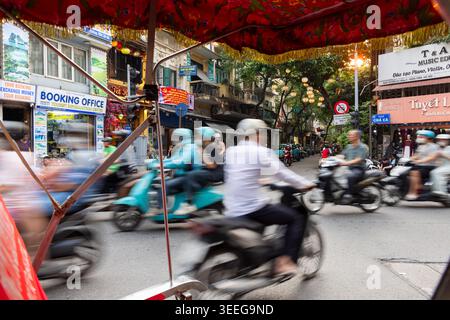 Motos passant dans la rue, Vieux quartier, Hanoi, Vietnam Banque D'Images
