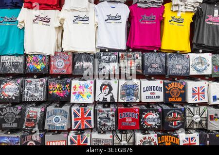 T-shirts souvenirs londoniens exposés dans une boutique de tourisme. Londres, Royaume-Uni, 2 juin 2024 Banque D'Images
