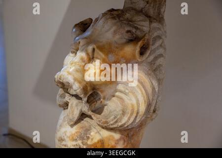 Dion, Grèce - 11 août 24 : vue détaillée d'un fragment architectural de tête de lion en marbre sculpté exposé au Musée archéologique de Dion, Pieria, CEN Banque D'Images