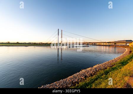 Pont Oberkassel sur le Rhin à Düsseldorf au coucher du soleil Banque D'Images