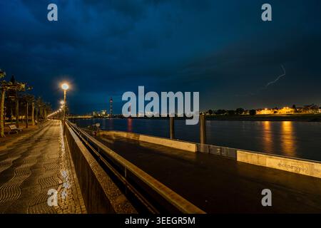 Nuit orageuse sur la promenade du Rhin à Düsseldorf Banque D'Images
