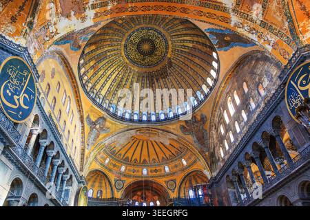 Istanbul, Turquie. 5 octobre 2010 : le Grand Dôme à l'intérieur de Sainte-Sophie. Banque D'Images