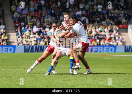 Doncaster, Royaume-Uni. 10 mai 2026. Sam Stone de Warrington Wolves est affronté par Peta Hiku de Hull Kingston Rovers lors de la demi-finale de la Warrington Wolves vs Hull KR Betfred Challenge Cup au stade Eco-Power, Doncaster, Angleterre, le 10 mai 2026 crédit : Phil Duncan/Every second Media crédit : Every second Media/Alamy Live News Banque D'Images