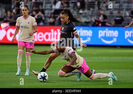 Los Angeles, États-Unis. 09 mai 2026. La défenseure Sarah Gorden (11 ans) d'Angel City FC et la défenseure Perle Morroni (75 ans) de San Diego Wave FC se battent pour le ballon lors d'un match NWSL entre San Diego Wave FC et Angel City FC au BMO Stadium le 9 mai 2026 à Los Angeles, Californie. (Photo de Weston Hancock/Sipa USA) crédit : Sipa USA/Alamy Live News Banque D'Images