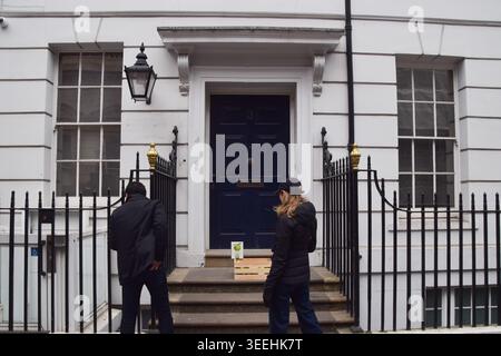 Londres, Royaume-Uni. 11 mai 2026. Les passants jettent un œil à la boîte de pommes Granny Smith vertes, faisant référence au logo Apple corps des Beatles, ainsi qu'un code QR qui renvoie à un site web sur le musée prévu, placé à l'extérieur du 3 Saville Row, le site du dernier concert du groupe, qui sera ouvert aux visiteurs en 2027. Le bâtiment classé Grade II était le siège des Beatles de 1968 à 1972 et leur dernier album, Let It Be, a été enregistré au sous-sol. Le groupe a joué le spectacle sur le toit. Crédit : Vuk Valcic/Alamy Live News Banque D'Images