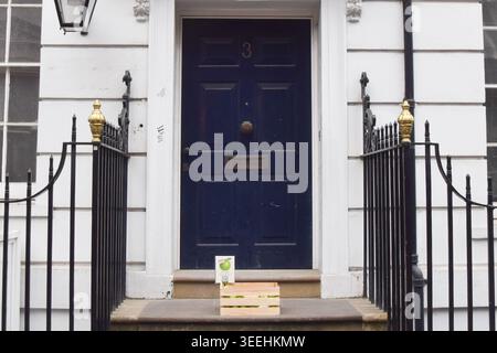 Londres, Royaume-Uni. 11 mai 2026. Une boîte de pommes Granny Smith vertes, faisant référence au logo Apple corps des Beatles, ainsi qu'un code QR qui renvoie à un site web sur le projet de musée, a été placée à l'extérieur du 3 Saville Row, le site du dernier concert du groupe, qui sera ouvert aux visiteurs en 2027. Le bâtiment classé Grade II était le siège des Beatles de 1968 à 1972 et leur dernier album, Let It Be, a été enregistré au sous-sol. Le groupe a joué le spectacle sur le toit. Crédit : Vuk Valcic/Alamy Live News Banque D'Images