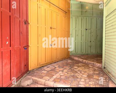 Une vieille route pavée dans le quartier chrétien dans la vieille ville de Jérusalem, Israël. Banque D'Images