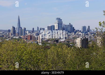 Vue panoramique sur la ville de Londres depuis One Tree Hill à Honor Oak, une banlieue résidentielle luxuriante et verdoyante du quartier de Lewisham London Banque D'Images