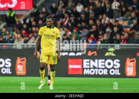 IPA84567144 - Rafael Leao de l'AC Milan réagit lors du match de football de Serie A 2025/26 entre l'AC Milan et Atalanta BC au stade San Siro de Milan, Italie Banque D'Images