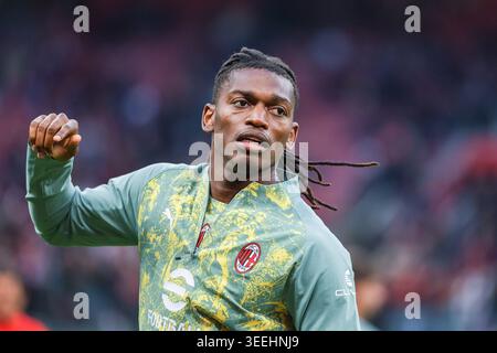 IPA84567173 - Rafael Leao de l'AC Milan regarde pendant la Serie A 2025/26 le match de football entre l'AC Milan et Atalanta BC au stade San Siro de Milan, en Italie Banque D'Images