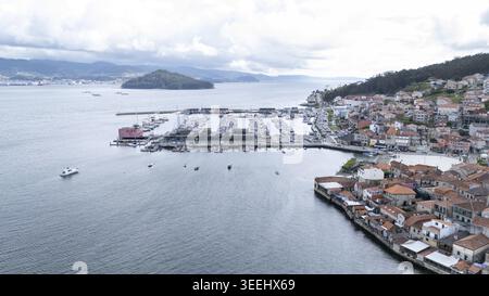 Vue aérienne du village côtier historique de Combarro avec son port de plaisance, maisons traditionnelles en pierre, et l'Illa de Tambo dans la baie de Combarro, Pon Banque D'Images