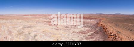 Vue aérienne des badlands colorés et des formations rocheuses érodées du Little Painted Desert sous un ciel bleu clair à Winslow, Arizona, États-Unis Banque D'Images