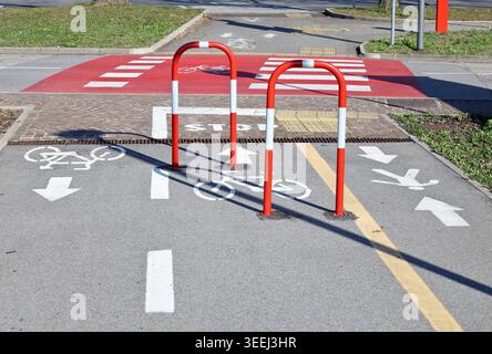 Deux sens vélo et panneau de voie piétonne sur asphalte. Bornes de sécurité, arrêter le panneau de signalisation routière. Passage rouge et blanc devant. Banque D'Images