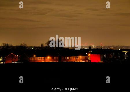 Une vue sur les toits des grands bâtiments d'un centre-ville la nuit, Bury, Greater Manchester, Angleterre. Banque D'Images