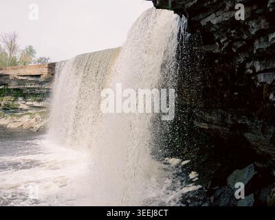 Chute d'eau de Jägala en cascade au-dessus d'un rebord calcaire dans la piscine de la rivière au printemps, comté de Harju, Estonie Banque D'Images