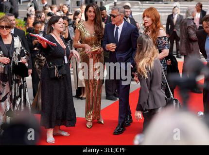 (De gauche à droite) Amal Clooney, George Clooney et Charlotte Tilbury assistent À Une célébration du King's Trust au Royal Albert Hall, à Londres, pour souligner le 50e anniversaire de l'organisme de bienfaisance. Le King's Trust, anciennement connu sous le nom de Prince's Trust, aide les membres des communautés défavorisées et ceux qui font face à l'adversité en les aidant à acquérir la confiance et les compétences nécessaires pour vivre, apprendre et gagner du revenu. Depuis que le Trust a été fondé par le Roi, en tant que Prince de Galles, en 1976, il a aidé plus d'un million de jeunes à travers le Royaume-Uni. Date de la photo : samedi 9 mai 2026. Banque D'Images