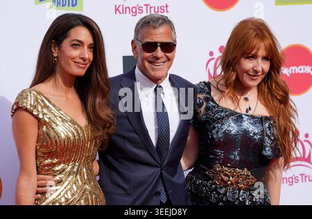 (De gauche à droite) Amal Clooney, George Clooney et Charlotte Tilbury assistent À Une célébration du King's Trust au Royal Albert Hall, à Londres, pour souligner le 50e anniversaire de l'organisme de bienfaisance. Le King's Trust, anciennement connu sous le nom de Prince's Trust, aide les membres des communautés défavorisées et ceux qui font face à l'adversité en les aidant à acquérir la confiance et les compétences nécessaires pour vivre, apprendre et gagner du revenu. Depuis que le Trust a été fondé par le Roi, en tant que Prince de Galles, en 1976, il a aidé plus d'un million de jeunes à travers le Royaume-Uni. Date de la photo : samedi 9 mai 2026. Banque D'Images