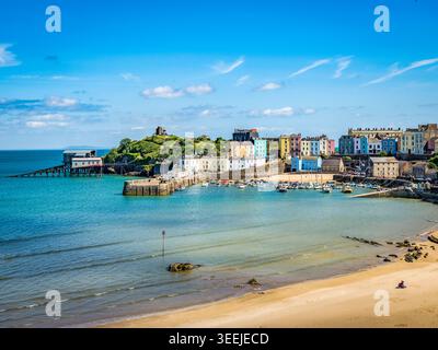Port de Tenby de North Beach avec le Castle and Albert Memorial, et les anciennes et nouvelles stations de sauvetage. Banque D'Images