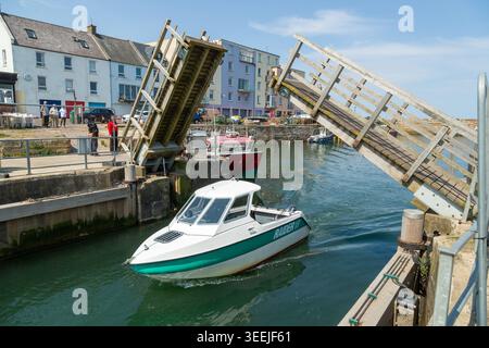 Un pont dans le port de St Andrews s'ouvre pour permettre à un bateau de passer, Fife, Écosse Banque D'Images