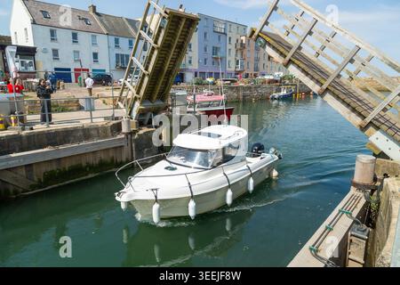 Un pont dans le port de St Andrews s'ouvre pour permettre à un bateau de passer, Fife, Écosse Banque D'Images