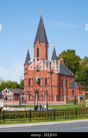 TOBOLSK, RUSSIE - 26 AOÛT 2025 : Église catholique polonaise de la Sainte Trinité un jour ensoleillé d'août (verticalement). Tobolsk Banque D'Images