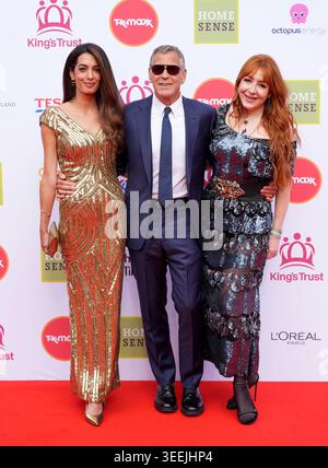 (De gauche à droite) Amal Clooney, George Clooney et Charlotte Tilbury assistent À Une célébration du King's Trust au Royal Albert Hall, à Londres, pour souligner le 50e anniversaire de l'organisme de bienfaisance. Le King's Trust, anciennement connu sous le nom de Prince's Trust, aide les membres des communautés défavorisées et ceux qui font face à l'adversité en les aidant à acquérir la confiance et les compétences nécessaires pour vivre, apprendre et gagner du revenu. Depuis que le Trust a été fondé par le Roi, en tant que Prince de Galles, en 1976, il a aidé plus d'un million de jeunes à travers le Royaume-Uni. Date de la photo : samedi 9 mai 2026. Banque D'Images