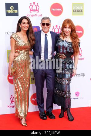 (De gauche à droite) Amal Clooney, George Clooney et Charlotte Tilbury assistent À Une célébration du King's Trust au Royal Albert Hall, à Londres, pour souligner le 50e anniversaire de l'organisme de bienfaisance. Le King's Trust, anciennement connu sous le nom de Prince's Trust, aide les membres des communautés défavorisées et ceux qui font face à l'adversité en les aidant à acquérir la confiance et les compétences nécessaires pour vivre, apprendre et gagner du revenu. Depuis que le Trust a été fondé par le Roi, en tant que Prince de Galles, en 1976, il a aidé plus d'un million de jeunes à travers le Royaume-Uni. Date de la photo : samedi 9 mai 2026. Banque D'Images