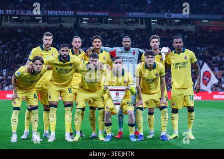 Les joueurs de l'AC Milan s'alignent lors du match de football de Serie A 2025/26 entre l'AC Milan et Atalanta BC au stade San Siro de Milan, en Italie Banque D'Images