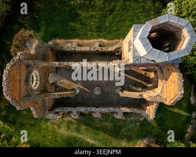 Top Down Drone vue sur les ruines de l'église médiévale d'Araca entourées par la forêt en Serbie Banque D'Images