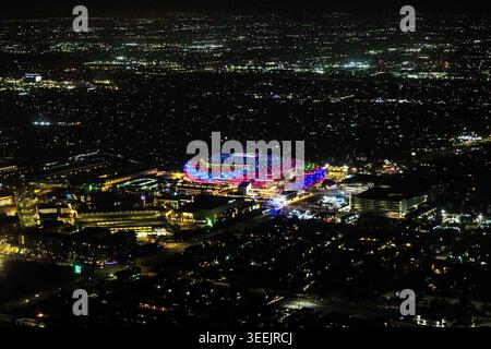 Vue aérienne du Intuit Dome à Inglewood, Californie, illuminé la nuit, domicile des Los Angeles Clippers Banque D'Images