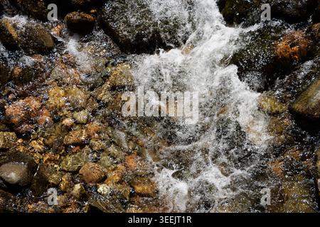 De l'eau fraîche coule sur des pierres dans un ruisseau de montagne écossais Banque D'Images