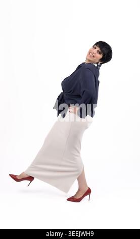 Femme dans des vêtements décontractés posant sur le côté, studio shot pour profes de haute qualité... Banque D'Images