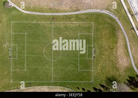 Vue aérienne de haut en bas d'un terrain de football vert pour photograp professionnel... Banque D'Images