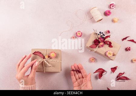 Procédé d'emballage et de décoration de cadeaux avec des fleurs séchées Banque D'Images