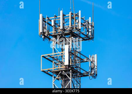 Photographie de la section supérieure et de la structure d'une grande tour de télécommunications dressée contre un ciel bleu vibrant dans les Blue Mountains à New South Wale Banque D'Images