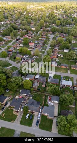 Vue de dessus de la banlieue avec des maisons et des arbres pour le stock professionnel Banque D'Images