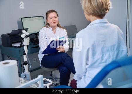 Deux femmes professionnelles de la santé dans la salle d'examen médical Banque D'Images
