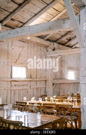 Restaurant rustique chaleureux. Cadre de restauration idyllique inspiré de la ferme avec des accents en bois et une ambiance paisible adaptée aux rassemblements Banque D'Images