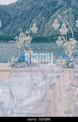 Magnifique événement en bord de mer avec mobilier clair et compositions florales luxuriantes Banque D'Images