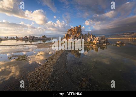 Vue aérienne des tours de tuf uniques au lac Mono avec des reflets de nuages spectaculaires sur la surface de l'eau calme et les montagnes dans la distance comté de Mono Banque D'Images