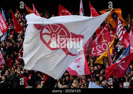 Les supporters brandissent des drapeaux devant l'Emirates Stadium avant le coup d'envoi à Londres, en Angleterre. Le crédit photo devrait se lire : Ali Habib/Alamy Live News Banque D'Images