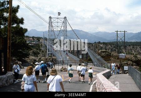 Les touristes traversent le pont Royal gorge près de la ville de Cañon, Colorado, en juin 1996. Le pont suspendu enjambe le canyon de la rivière Arkansas et était une attraction touristique majeure du Colorado pendant cette période. Banque D'Images